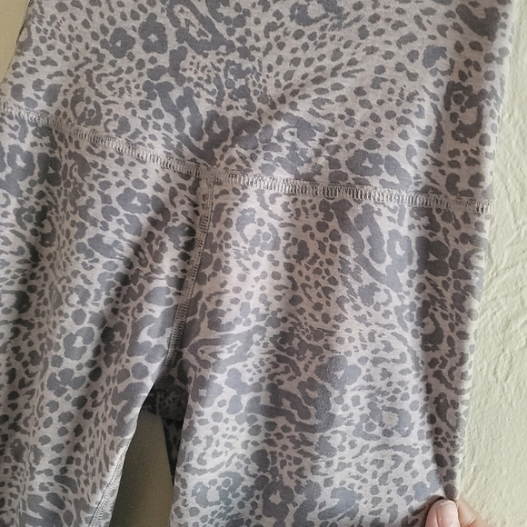 Beyond Yoga, High-Waisted Legging, Spacedye Leopard Print, Greyish Pink, Size XS - Picture 3 of 7